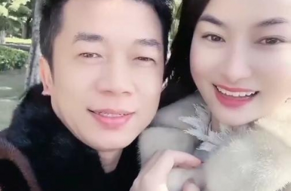 55岁陈星罕晒娇妻，唱《流浪歌》爆红后遁入空门，今收徒场面大