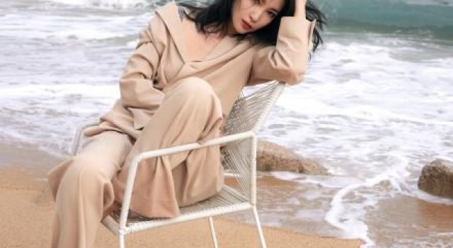 李冰冰拍写真走性感路线，穿黑色胸衣身材火辣，网友直呼被撩