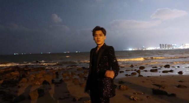李易峰氛围感海边烟花大片 穿亮片西装矜贵绅士
