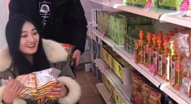 大衣哥儿媳罕秀恩爱！逛超市坐购物车让老公推，货架疑是临时搭建