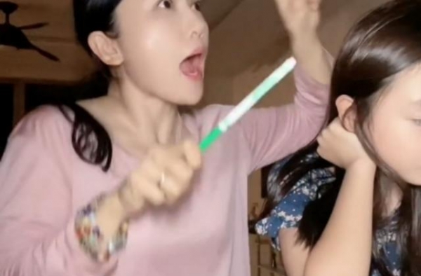 39岁小桃红罕晒女儿，豪宅内景暴露阔太身份，神秘老公从未露面