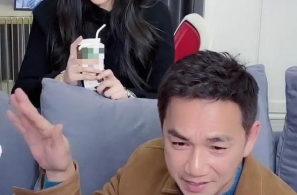 56岁骆达华不避嫌，公开称女儿为＂女朋友＂，爱女美貌不输明星