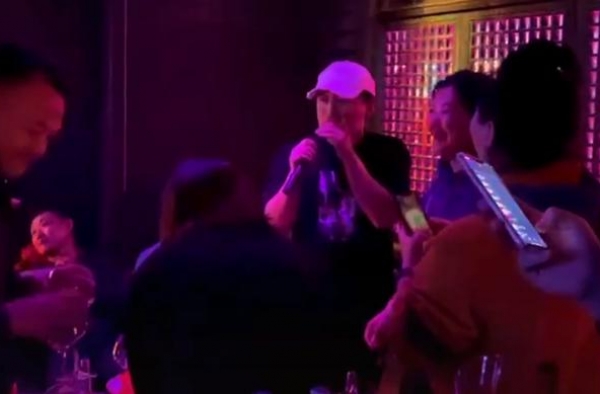 黄渤私下玩太嗨！深夜酒吧聚会桌上堆满酒杯，手舞足蹈逗乐女友人