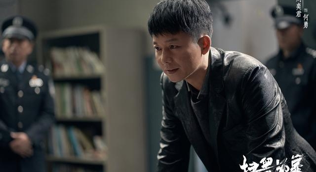 孙红雷卧底黑社会，张艺兴演帅气警察，《扫黑风暴》太会玩了