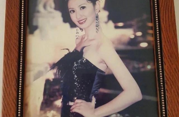 张萌走红毯肩带意外断开险些走光，却被批作秀，说她是演技派