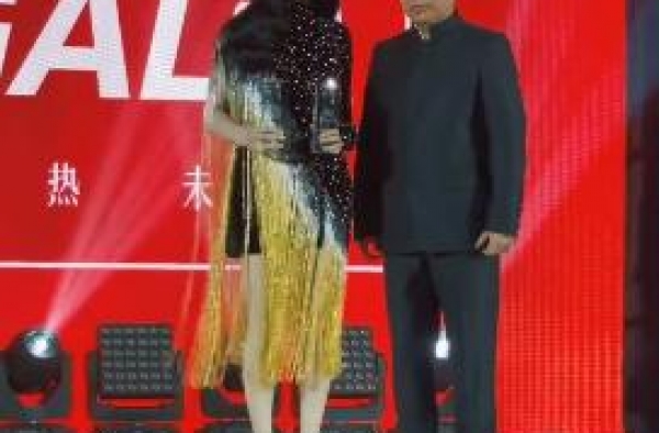 范冰冰罕获公益大奖，领奖时戴硕大钻戒，台下拿7千元毛毯盖腿