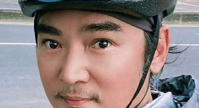 焦恩俊近照苍老，自称“肉包子脸”，与“哮天犬”15年后再互动