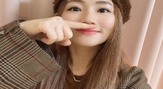 形象崩塌？Selina公开晒戳鼻孔“丑”照，网友却赞她可爱