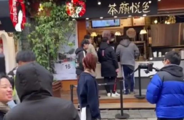 陈妍希零下气温光腿出街！路人镜头暴露身材短板，含胸驼背体态差