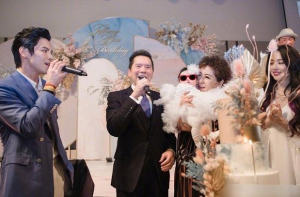 郭碧婷500万造型出席女儿百日宴！光裙子就20万，比向太厉害
