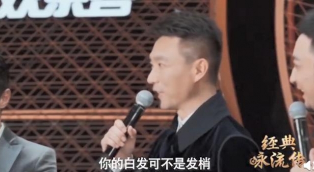康辉说和21岁最大差别是脸的宽度，看到他年轻的照片，网友信了