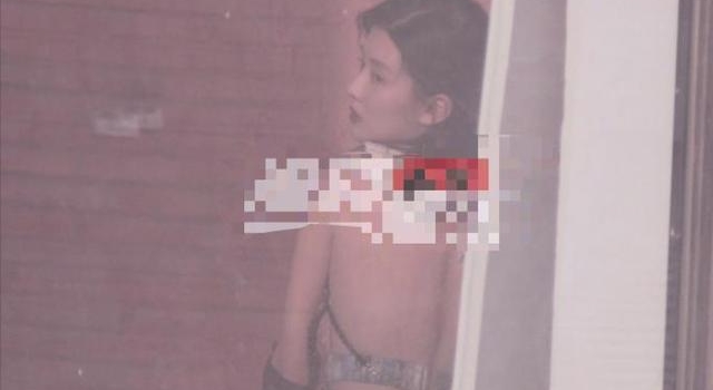 一改乖巧形象，27岁乔欣影棚写真狂秀美背，眼神迷离好撩人