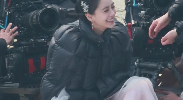 Angelababy不受风波影响剧组拍戏 穿粉裙灿笑
