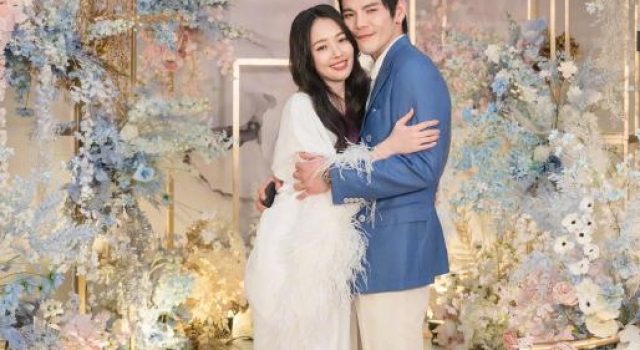 郭碧婷女儿百日宴，穿羽毛裙合照站最边角，“贵气感”却更出众