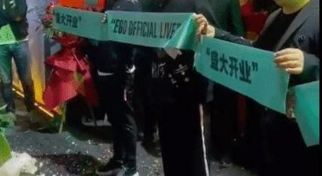 李晨酒吧开业，请全场喝5200元一瓶的香槟，上台打碟相当亢奋