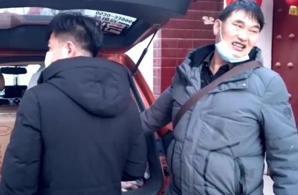 大衣哥为儿媳置办年货，塞满整整一车太阔绰，大方买车太宠溺