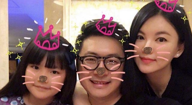王岳伦再次惹争议！带王诗龄参加饭局，当着女儿悠闲抽烟毫不避讳