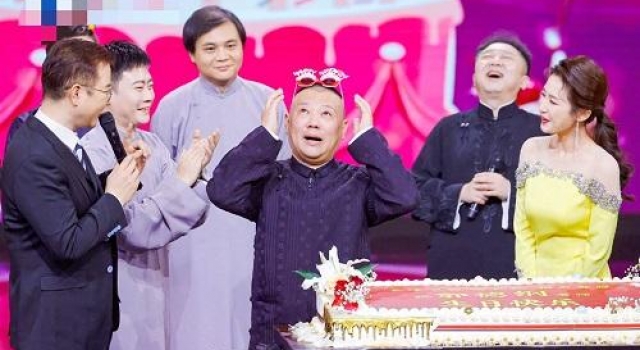 郭德纲庆祝48岁生日，德云社众弟子送祝福，现场感动落泪