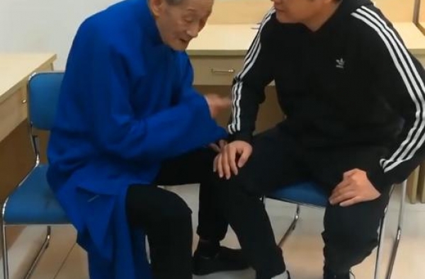 86岁田立禾银发稀疏，住老房子墙起缝，娶同行被杨少华说太缺德
