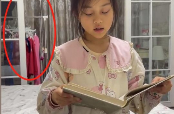李小璐8岁女儿近照曝光！面色憔悴黑眼圈严重，阳台衣物杂乱不堪