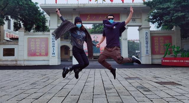 苗苗郑恺回《芳华》拍摄地 身材恢复大摆高难动作