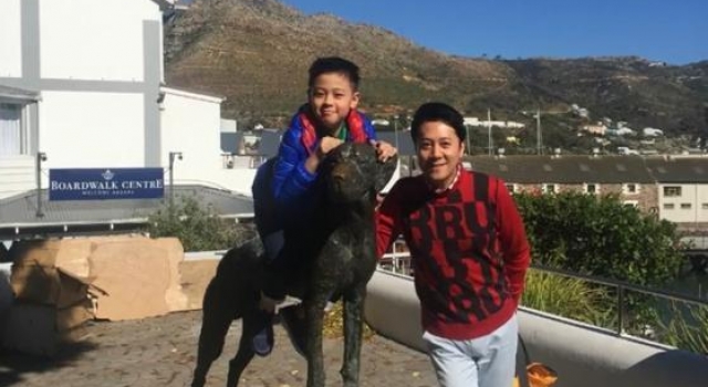 蔡国庆罕见晒全家福！素人妻子穿紧身裙显壮硕，比蔡国庆都要大只