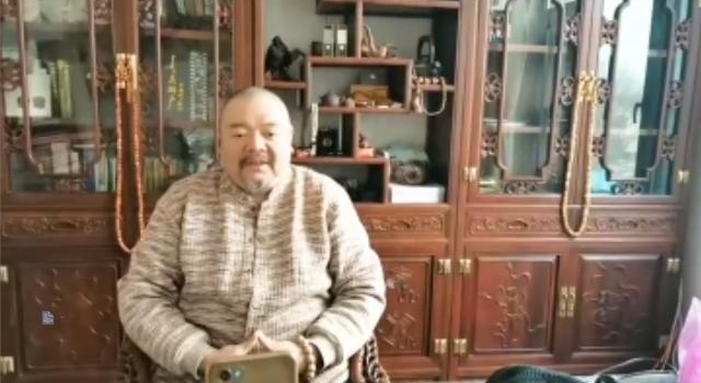 “猪八戒”谢宁胡子花白，身后整柜古玩太阔气，被疑去世亲自发声
