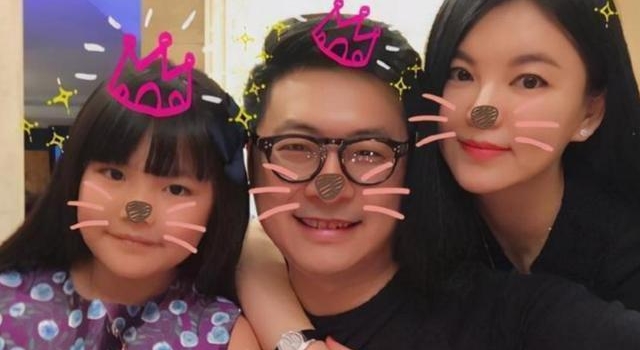11岁王诗龄被老爸带去饭局，王岳伦与友吞云吐雾，李湘并未现身
