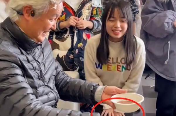 张庭林瑞阳公司又出奇葩事件！一个女员工为喝粥，当众朝老板下跪