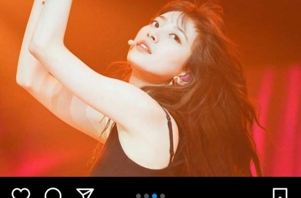 韩清纯女星穿超短裙跳热舞，意外露出黑色肩带，网友：看了喷血