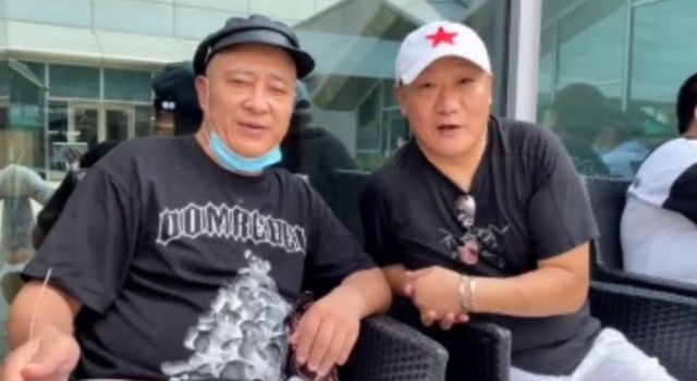 谢东与乡爱“赵四”同框，相差11岁却像同龄人，56岁才得一子