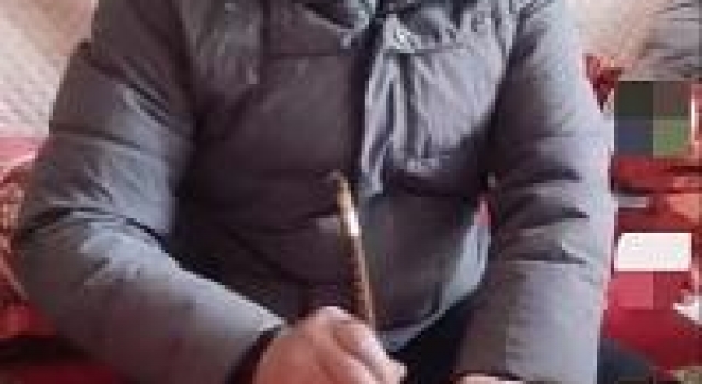 大衣哥写春联被群嘲，错别字频出，被指硬拗书法家人设