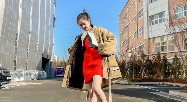 韩清纯女星近照曝光，脸部僵硬眼睛浮肿明显，网友直言鼻子很假