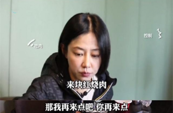 谭卓素颜出镜大口猛吃肉，与美艳形象反差太大，头顶稀疏脱发严重