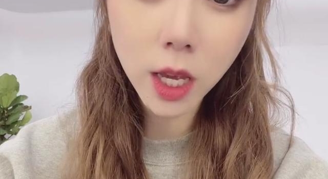 邓紫棋唱《忘情水》喊刘德华哥，身上衣服不简单，一件卫衣2千块
