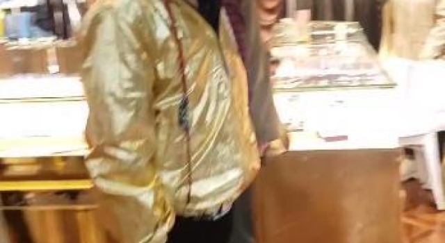侯耀华又被拍到逛服装市场，金色夹克闪瞎人眼，好似精神小伙儿