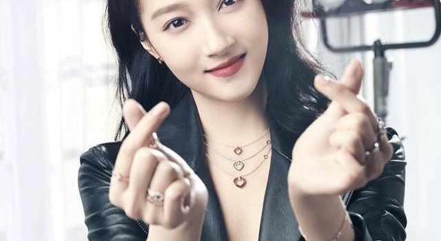 关晓彤开始代言珠宝真长大了！最新造型穿睡衣戴红宝石，美到开挂