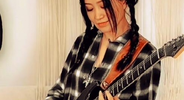 斯琴格日乐近况曝光，画浓妆却难掩老态，如今事业大不如前？