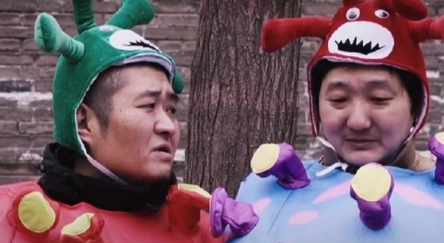 影帝王大治人气不如前？现身街头拍视频超卖力，眼窝深陷一脸憔悴