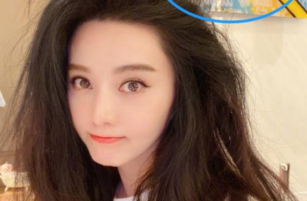 范冰冰勾男子肩膀不避嫌，自拍意外曝光婚庆用品，网友：结婚了？